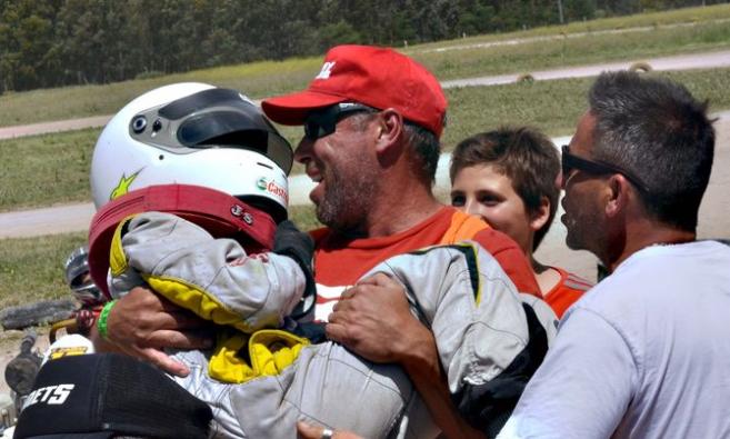 Simón Volpi junto a su padre en el festejo del campeonato