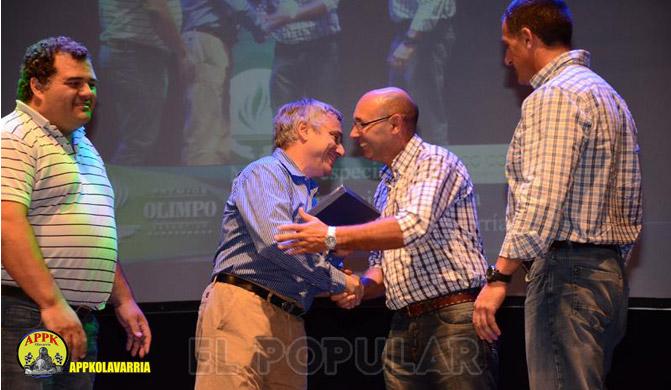 El momento de la entrega de la mención especial para la Asociación 