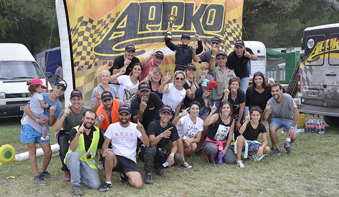 Todo el equipo de Lantella celebró en Lobería la primera carrera ganada por Benjamín. | Foto Javier Torres