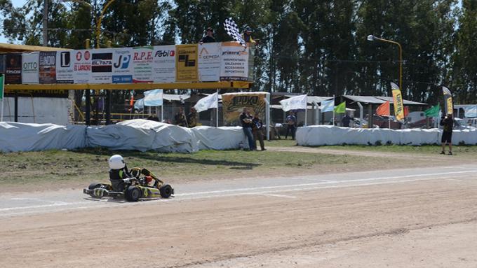 La bandera a cuadros para Agustín Robbiani, ganador por 4a vez. | Foto Javier Torres