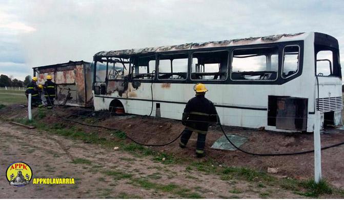 Así quedó el colectivo y la cabina de cronometraje (foto El Popular)