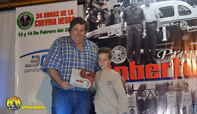 Nicolás recibe el Premio en manos de Roberto Bo (H) (foto Rodolfo Martín)