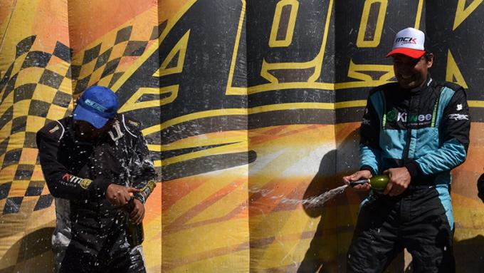 Baño de champán desde lo más alto del podio. Gastón Alonso festeja con Omelaniuk haber ganado por primera vez en Cajeros 150. | Fotos Rodolfo Martín